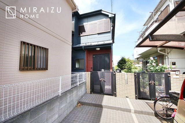 【外観】 | 青く澄み渡った綺麗な空と、陽の光をたっぷりと受ける、そんな住宅で新生活をスタートしてみませんか？見学・ご相談等、ミライズホーム(株)までお気軽にご連絡下さい。