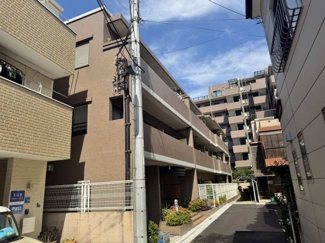ノーブル亀戸の外観|周辺は戸建やマンションが立ち並ぶ、閑静な住宅街に位置しております。