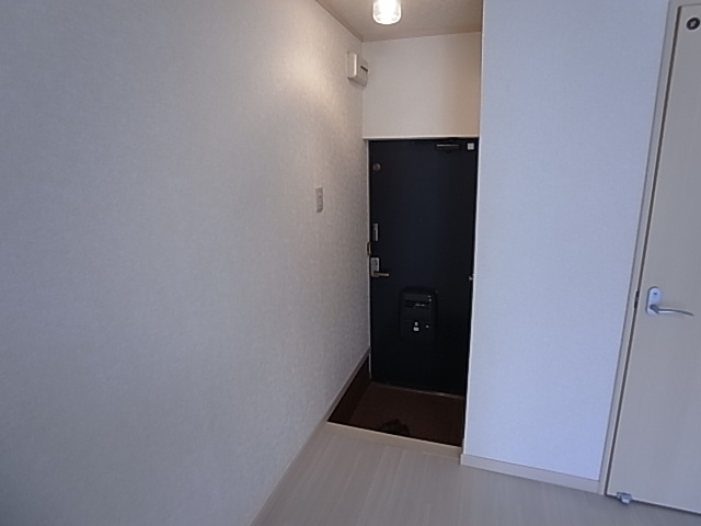 神戸市長田区萩乃町３丁目のアパートの玄関