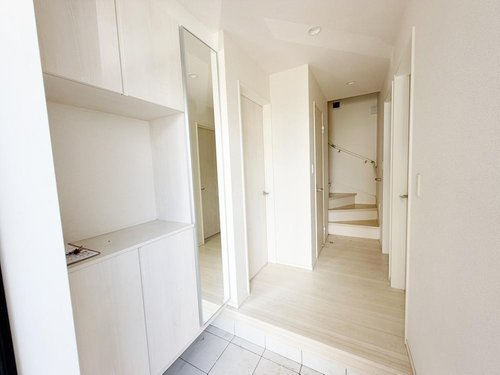 戸建 西東京市栄町１丁目の玄関|玄関から続く明るいホール空間。収納スペースも備わり、すっきりとした印象をキープ。