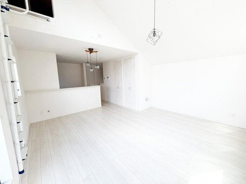 戸建 西東京市栄町１丁目の居間・リビング|キッチンとの一体感があり、家族とのコミュニケーションも自然に生まれる、居心地の良い住まいです。