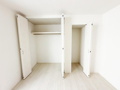 戸建 西東京市栄町１丁目の収納|収納力豊富なクローゼット空間。衣類や季節物もすっきり整理でき、お部屋を広く使えるのが嬉しいポイント。