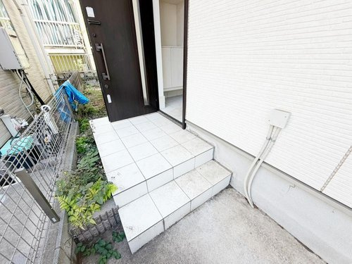 戸建 西東京市栄町１丁目の玄関|道路からのアクセスも良好で、住まい全体に洗練された印象を与える魅力的なエントランスです。