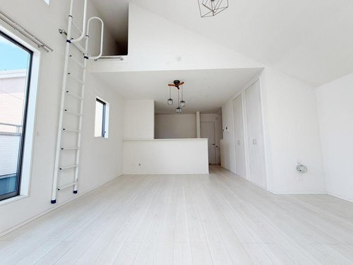 戸建 西東京市栄町１丁目の居間・リビング|白を基調とした内装が空間をより広く見せ、家族団らんの時間を心地よく演出。