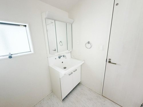 戸建 西東京市栄町１丁目の独立洗面台|収納付き洗面台で使い勝手も良く、朝の身支度や帰宅後の手洗いも快適。シンプルで清潔感あるデザインが魅力です。
