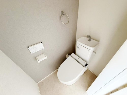 戸建 西東京市栄町１丁目のトイレ|窓付きで換気もしやすく、明るさも確保。毎日使う場所だからこそ、快適さに配慮された設計が魅力です。