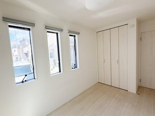 戸建 西東京市栄町１丁目の洋室|二面採光で明るさを感じる居室。シンプルな内装でインテリアも合わせやすく、落ち着きあるプライベート空間