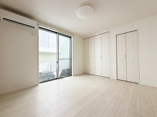 戸建 西東京市栄町１丁目の洋室|大きな掃き出し窓が印象的な洋室。たっぷり光が入り、明るく快適な空間を実現。