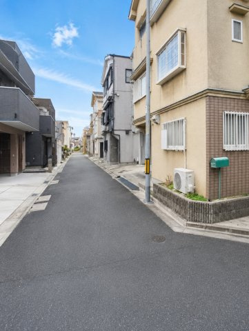 門真市舟田町　一戸建ての前面道路含む現地写真|現状優先、家具や残置物はAIによって削除、見やすく分かりやすく修正しております。
リフォームが必要な物件となっておりますのでご注意ください。