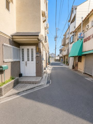 門真市舟田町　一戸建ての前面道路含む現地写真|現状優先、家具や残置物はAIによって削除、見やすく分かりやすく修正しております。
リフォームが必要な物件となっておりますのでご注意ください。