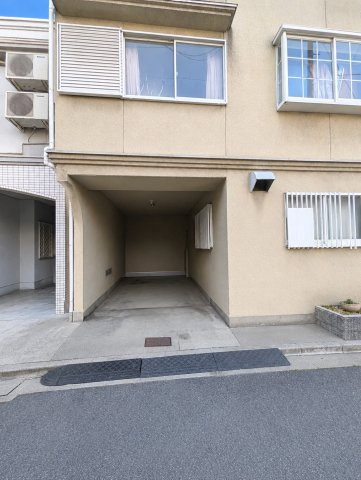 門真市舟田町　一戸建ての駐車場|現状優先、家具や残置物はAIによって削除、見やすく分かりやすく修正しております。
リフォームが必要な物件となっておりますのでご注意ください。