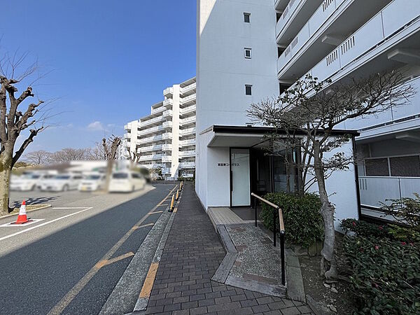 箕面東コーポラスB棟のエントランス