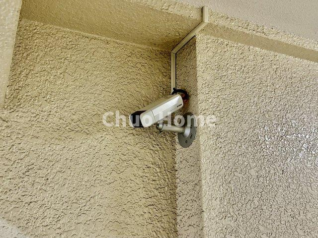 サンハイツ根岸の防犯設備|【防犯カメラ】何かあった時の大事な証拠になることももちろんなりますが、防犯というくらいですので大事なのは防犯カメラがあることによって抑止力につながることですよね。