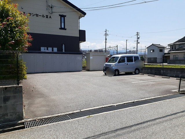 ドムスサンセールⅢＡの駐車場|駐車場があるので、車を買う予定の方も安心です