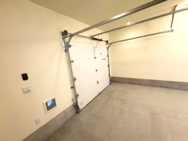 【その他】 | ヴィラアイビス | リモコン付き海外製の自動シャッターなので、雨の日も濡れずに車庫入れ出来ます
