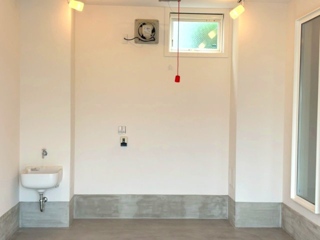 【設備】 | ヴィラアイビス | EV専用充電コンセント　ダクト　シンク　
ガレージ内の設備充実してます