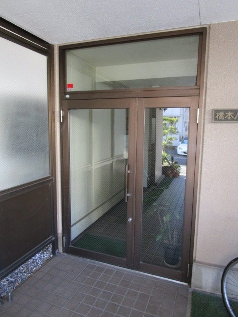 橋本ハイツのエントランス