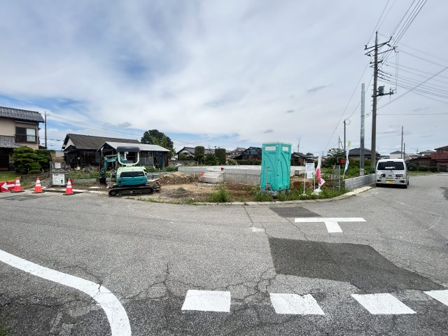 新築　伊勢崎市田中町第2　クレイドルガーデン　1号棟の前面道路含む現地写真|現地写真　南側接道幅員約6.6ｍ　西側接道幅員約6.2ｍ	