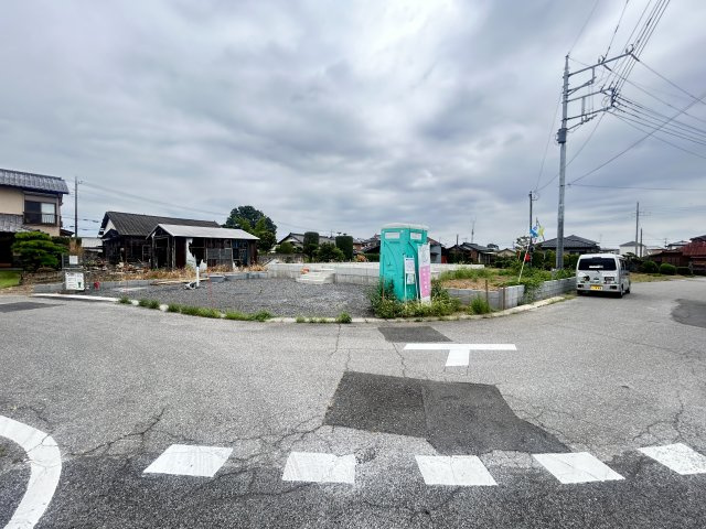 新築　伊勢崎市田中町第2　クレイドルガーデン　1号棟の前面道路含む現地写真|現地写真　南側接道幅員約6.6ｍ　西側接道幅員約6.2ｍ	