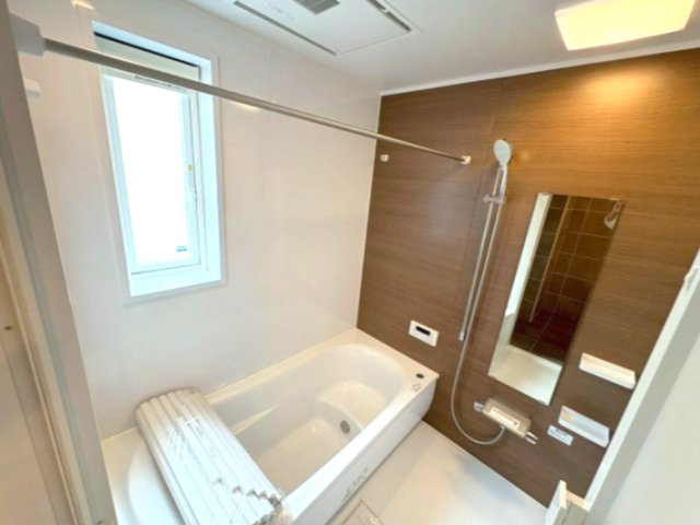 【内装】 | ヴィラアイビス | 浴室には窓があり、明るい採光、換気ができます。