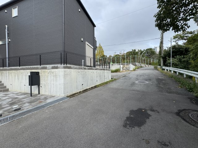 神戸市西区美穂が丘４丁目新築戸建18号地の前面道路含む現地写真