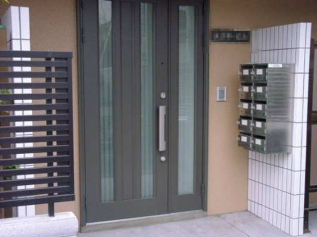 小金井市貫井北町５丁目の賃貸マンションのエントランス