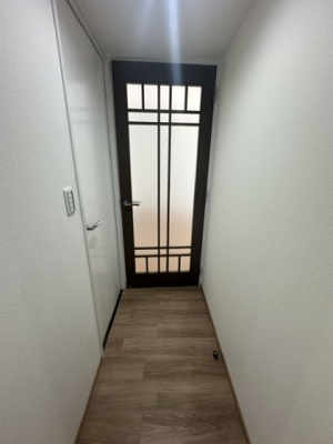 【内装】 | ガーデンハウス千里・古江台 | リビングの建具には、すりガラス扉を採用。ご家族の気配が相互に伝わり安心感がありますね。