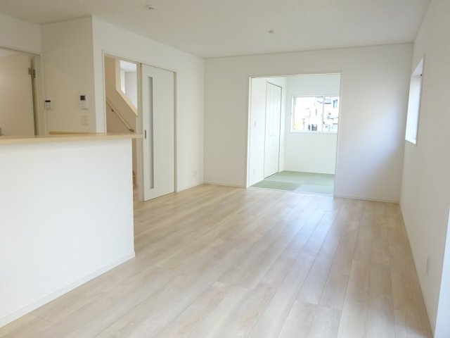 クレイドルガーデン前橋市堀之下町第１　2号棟の居間・リビング|【イメージ画像】カウンターキッチンなのでお料理をしながら会話もできます。
夕食の支度をしながら、お子様の様子も見られて自然と会話も増えますよ♪