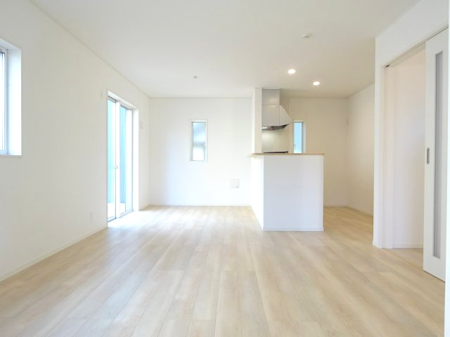 クレイドルガーデン前橋市堀之下町第１　2号棟の居間・リビング|【イメージ画像】ゆったり過ごせる16.2帖リビングです
人気の対面式キッチンを配した空間はお好みの家具も合わせやすく、家族がくつろぐ快適な空間造りをサポート。窓からは明るい陽光が差し込みます。