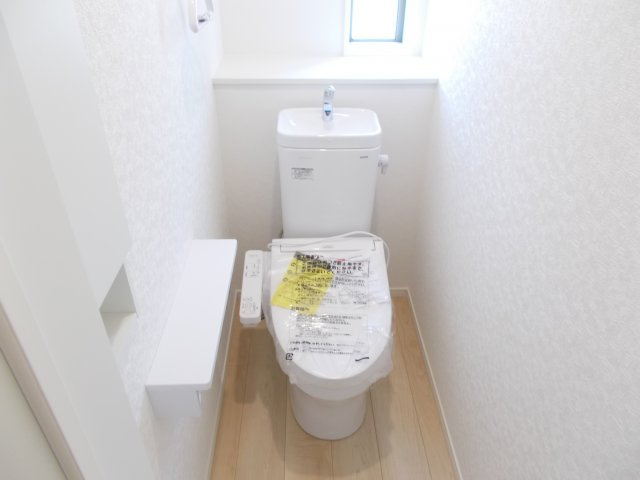 クレイドルガーデン前橋市堀之下町第１　2号棟のトイレ|1階トイレです。清潔感のある白を基調としています。
温水洗浄・便座暖房機能の付いた快適なトイレです☆