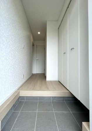 【新築】鶴ヶ島市中新田第6 全1棟の玄関|明るい玄関ホールです