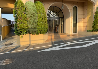 【現況写真】 | グランシティワンダーマークス | 道幅が広い場所は日当たりや風通が良好です。幅が広いのですれ違いも可能ですし大きな車でも駐車可能！一方で、大型車が通ることも多くなるため交通量の増加により騒音に繋がります。また土地の値段が高くなります。