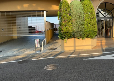 【構造・工法・仕様】 | グランシティワンダーマークス | ＲＣ造、Reinforced Concreteは直訳すると補強されたコンクリートです。主に柱や梁・床・壁が鉄筋とコンクリートで構成おり、鉄筋を組んだ型枠にコンクリートを流し込んで固めたものを指します。