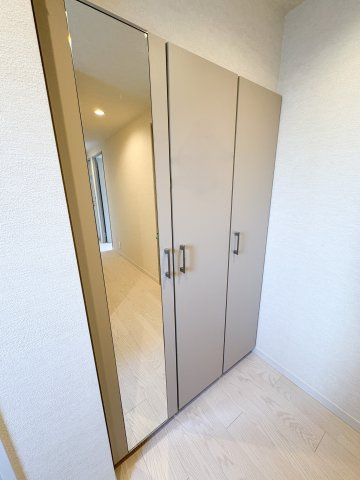 コートスクエア秋葉原の玄関|コートスクエア秋葉原：シューズボックスには姿鏡がついており、外出前の身だしなみチェックもスムーズに行えます♪