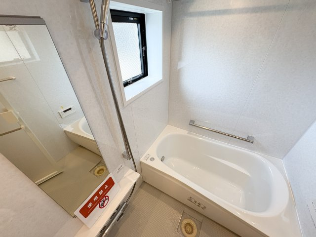 コートスクエア秋葉原の浴室|コートスクエア秋葉原：浴室乾燥機・追い焚き機能付き浴室には窓も付いております♪
