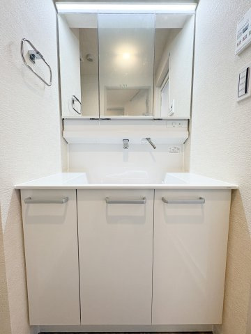 コートスクエア秋葉原の独立洗面台|コートスクエア秋葉原：３面鏡付き洗面化粧台です！