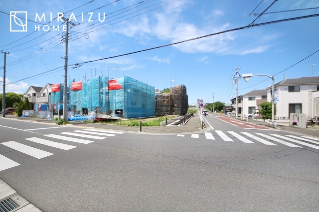 【外観】 | 青く澄み渡った綺麗な空と、陽の光をたっぷりと受ける、そんな新築住宅で新生活をスタートしてみませんか？見学・ご相談等、ミライズホーム(株)までお気軽にご連絡下さい♪
