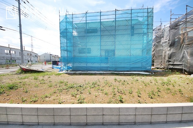 【外観】 | 青く澄み渡った綺麗な空と、陽の光をたっぷりと受ける、そんな新築住宅で新生活をスタートしてみませんか？見学・ご相談等、ミライズホーム(株)までお気軽にご連絡下さい♪