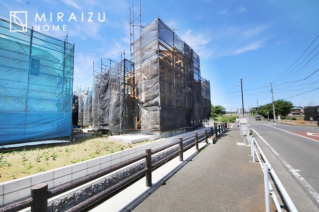 【前面道路含む現地写真】 | プライバシー性と開放感を高める住環境。陽当たりの良い開かれたロケーションを活かし、心地よい暮らしをプランニング