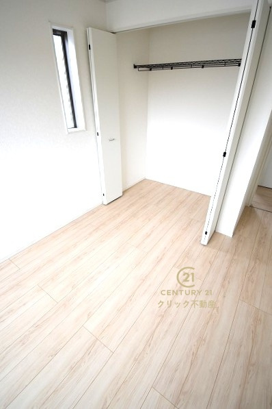 Cradlegarden　 水戸市平須町　第8　1の洋室|折戸を開くと壁面クローゼット。衣類が横一列に並ぶためひと目で洋服が選びやすい！衣類をたくさんお持ちの方もスッキリ片付きます♪