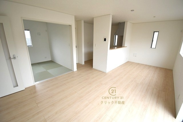 Cradlegarden　 水戸市平須町　第8　1の居間・リビング|ナチュラルな色合いのLDKは家族が自然と寛げる場所にピッタリです。きっといつもの食事や何気ない会話も楽しくなりますね！ここから始まる「日常」がご家族にとってかけがえのない時間となりますように。