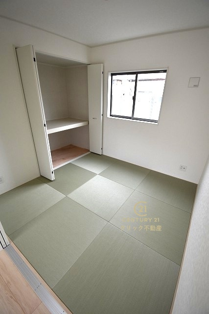 Cradlegarden　 水戸市平須町　第8　1の和室|フチなし畳で洋室仕様の和室です。たっぷりの収納スペースは折戸でデザインしました。ペタンと座ったりゴロンと横になったり、寛ぎの場所になります。小さなお子さまの遊び場にもいいですね。