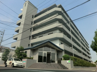 オートロックで外部の人間が簡単に出入りできないため安心です。