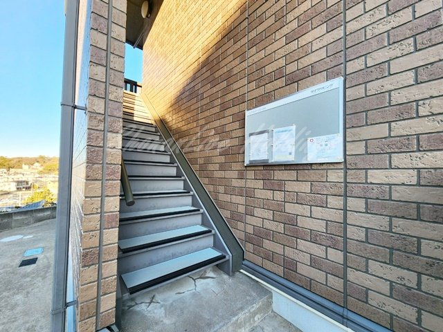 藤沢市本藤沢１丁目のアパートのエントランス