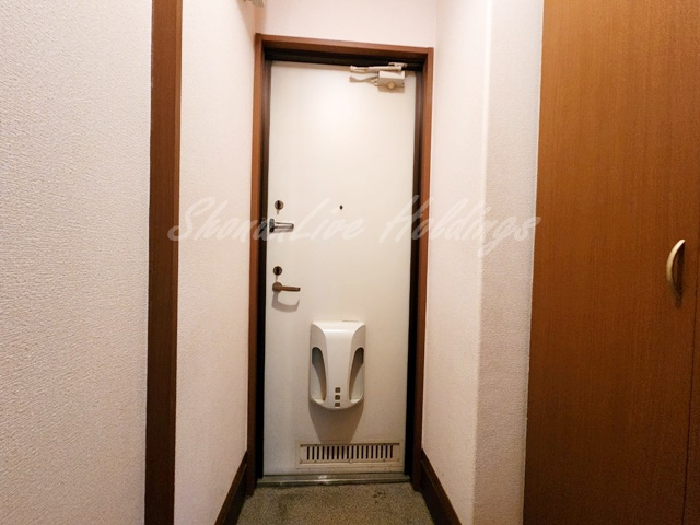 藤沢市本藤沢１丁目のアパートの玄関