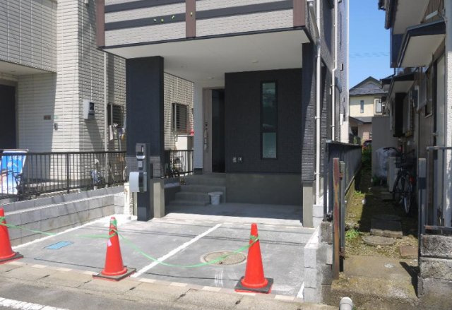 厚木市妻田西　中古戸建の駐車場