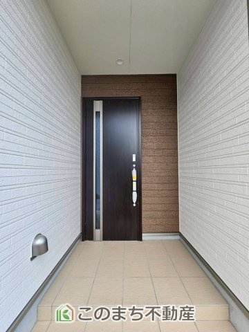 ハートフルタウン宇都宮市鶴田町2488番　C号棟の洗面所|同社施工物件の写真です。※建具やフローリング、その他仕様が違う場合がございます。シャンプードレッサーで朝の身支度♪伸びるホースでお掃除も簡単清潔です！