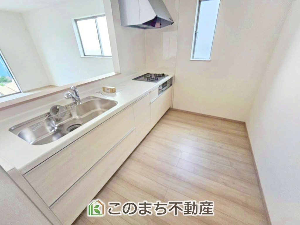ハートフルタウン宇都宮市鶴田町2488番のキッチン|"お洒落なホワイト天板のペニンシュラキッチンを採用しております。
浄水器内蔵の水栓です♪"

