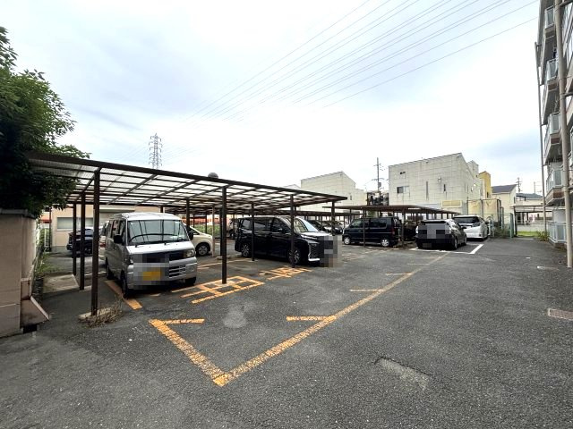 ネオシティ道明寺の駐車場