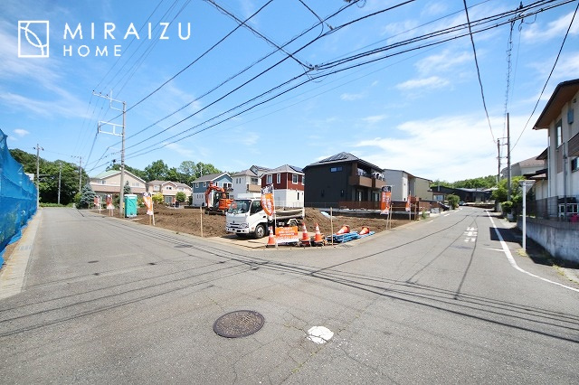 【外観】 | 運転が不安な方も安心な前面道路、きちんと幅員のある道路は女性にも安心です。整備されている道路は気持ちも良いですね♪